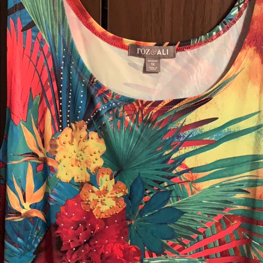 Ladies top. - Picture 2 of 5